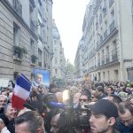 Plus de 500 personnes se sont réunis, mardi 21 octobre, pour soutenir Nicolas Sarkozy avant son incarcération à la prison de la Santé